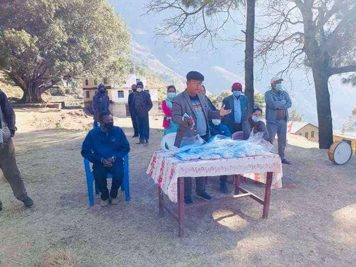 काङ्ग्रेस नेता शाहीले दिए, विद्यार्थि लाई मास्क