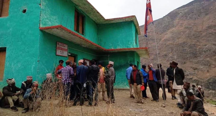 जनताकाे गुनासाे सु्न्न नसकि  भागे मुख्यमन्त्री शाही