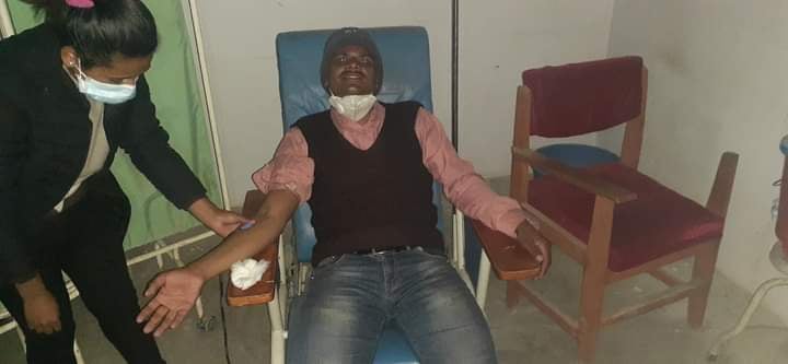 पत्रकार न्यौपानेले गर्रे रक्तदान