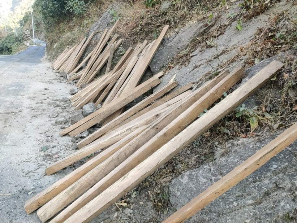 डिभिजन वन कार्यालय कालीकोट द्वावारा ८४ थान काठ वरामद