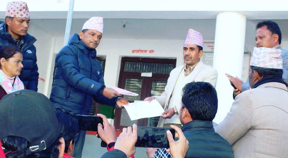 प्रधानमन्त्रीलाई संविधानको पुस्तक