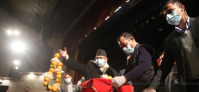 प्रधानमन्त्रीले बाँडे पत्रकारलाई सुन्तलाको माला दियपछी