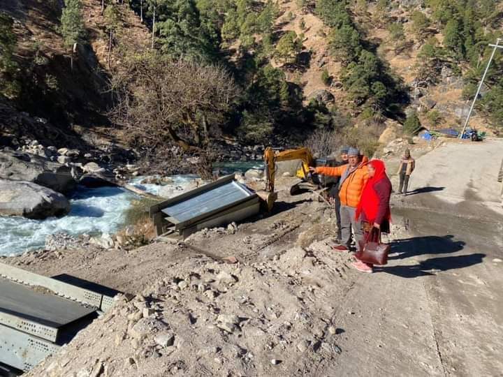 काँग्रेस युवा नेता भुपेन्द्रजंग शाहीद्वारा निर्माणाधिन भैसिगाैडा पक्कि पुलकाे अनुगमन