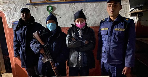 भरुवा बन्दुकसहित एक पक्राउ