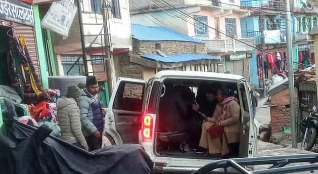 कार्यकर्ता वोक्दै सरकारी गाडीमा दुरुपयोग