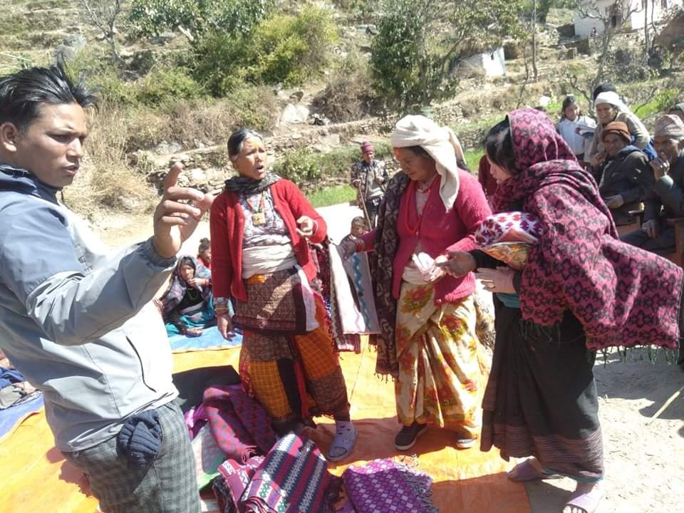 खाँडाचक्र,१का बृद्ध,बृद्धालाई न्यानो कपडा बितरण