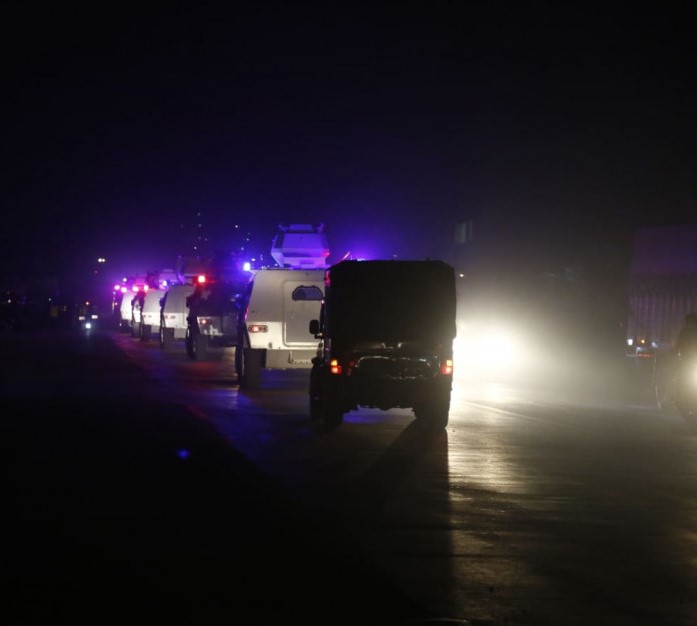 चक्रपथमा राति सेनाका बख्तरबन्द गाडीको चक्कर